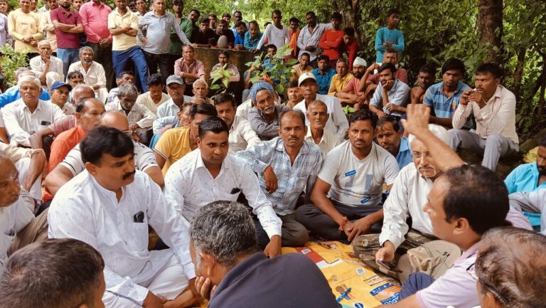 ग्रामीणों में जंगली जानवरों की दहशत, रेंज अधिकारी को बताई समस्याएं