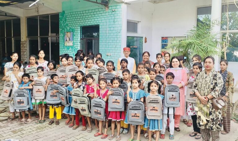 60 छात्राओं को मिले निःशुल्क बैग और कॉपियां, ईजा फाउंडेशन व स्पर्श गंगा के सहयोग से कार्यक्रम