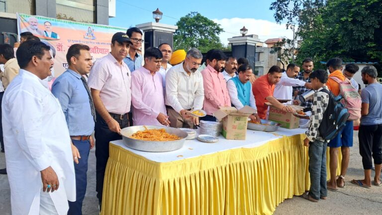 डॉ. निशंक के जन्मदिन पर कांवड़ियों को वितरित किया गया प्रसाद, भाजपा नेताओं ने की कांवड़ियों का स्वागत किया