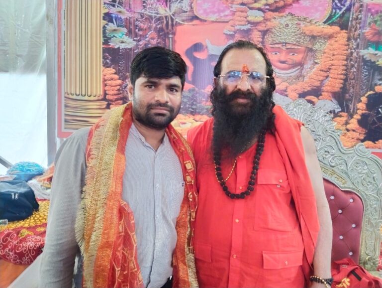 जिला सूचना अधिकारी ने महंत रविंद्रपुरी से लिया आशीर्वाद, सेवा को बताया अतुलनीय