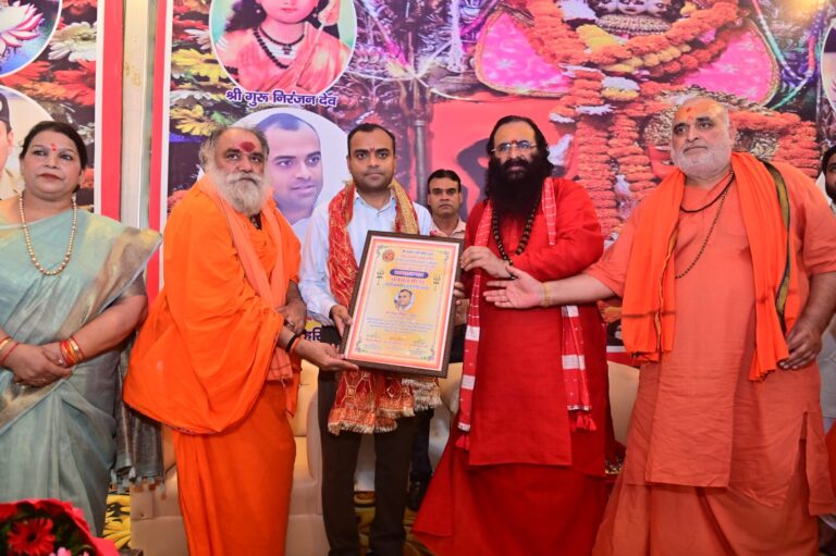 अखाड़ा परिषद अध्यक्ष महंत रविंद्रपुरी ने कांवड़ मेले की सफलता पर डीएम एसएसपी समेत अधिकारियों का सम्मान