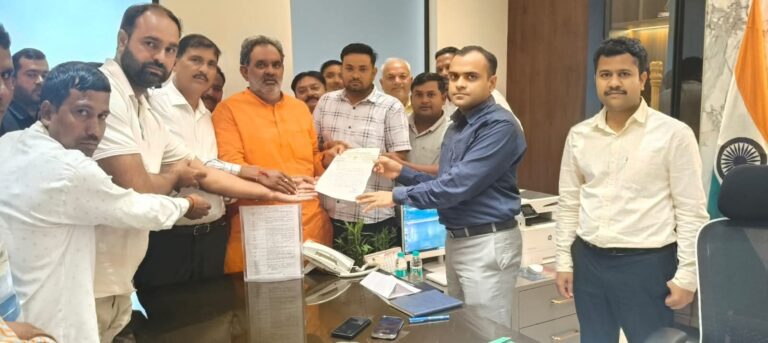 पूर्व कैबिनेट मंत्री स्वामी यतीश्वरानंद के नेतृत्व में लालढांग के प्रतिनिधिमंडल ने डीएम से भेंट कर उठाईं समस्याएं