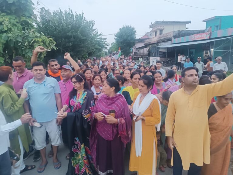 लालढांग-चिल्लरखाल मोटरमार्ग निर्माण की मांग पर कैंडल मार्च, बड़े आंदोलन की तैयारी में ग्रामीण