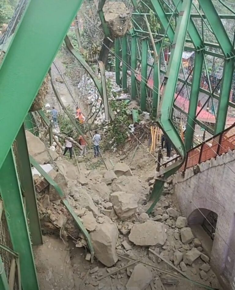 हरिद्वार: काली मंदिर के पास भू स्खलन, रेलवे ट्रैक पर गिरा मलबा और बड़े बड़े पत्थर, ट्रेनें बंद
