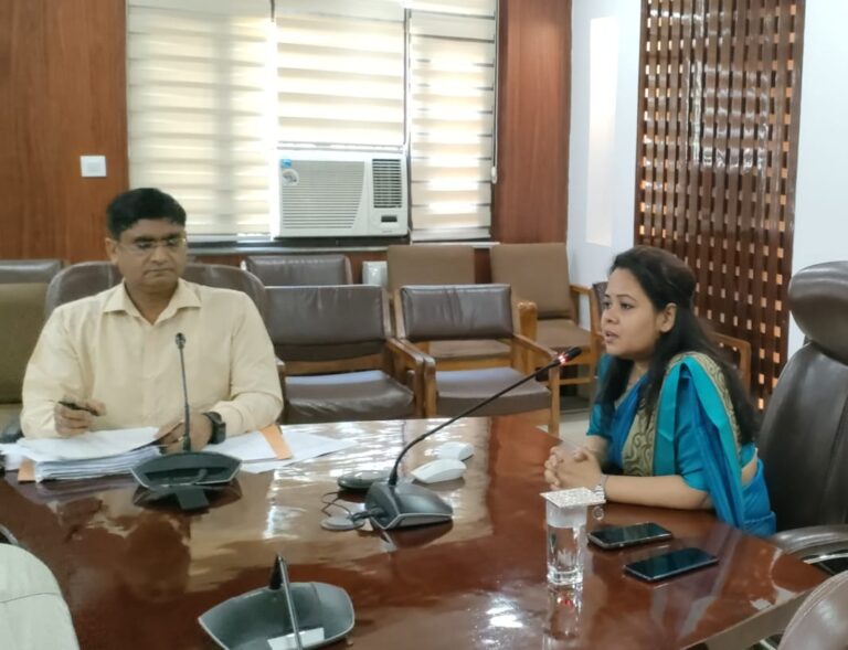 बहादराबाद विकासखंड में लापरवाही से VDO पर गाज, सीडीओ ने लगाई फटकार, वेतन रोका