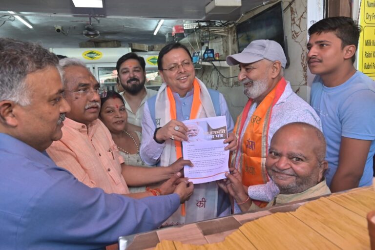 सीएम धामी ने जीएसटी को लेकर व्यापारियों से संवाद किया, मोहन पूरी वाले की लस्सी का स्वाद चखा