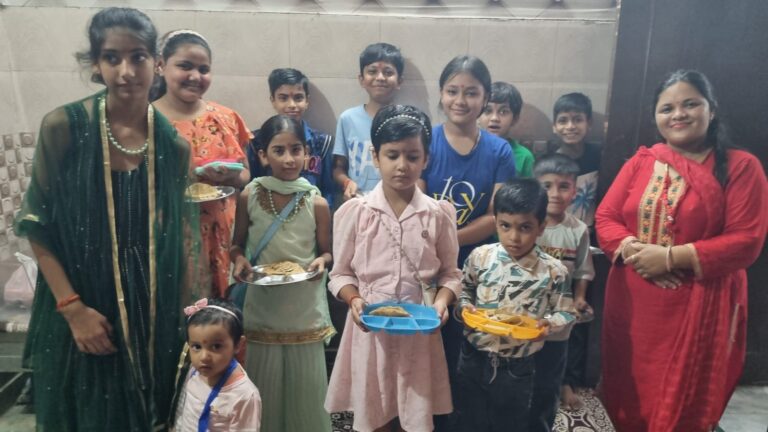 अष्टमी पूजन और कन्या भोज में उमड़ी श्रद्धा, कन्याओं को उपहार भी दिए