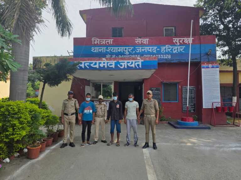 रसूलपुर में बुग्गी हटाने को लेकर हुआ झगड़ा, पुलिस ने मौके से तीन लोगों को किया गिरफ्तार