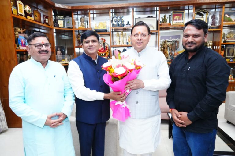 सीएम धामी से मिले दर्जाधारी सुनील सैनी और जयपाल सिंह चौहान, रिकॉर्ड तोड़ चारधाम यात्रा की शुभकामनाएं दी