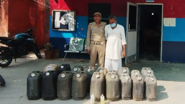 युवकों पर तेजाब फेंकने वाला गिरफ्तार, पंसारी फरार, लक्सर बाजार से खरीदा था तेजाब, 800 ली. तेजाब बरामद