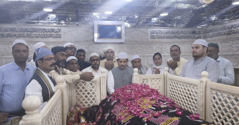 बिहार चुनाव:भाजपा प्रवक्ता शाहनवाज हुसैन ने कलियर में चढ़ाई चादर, बिहार जीत की दुआ मांगी