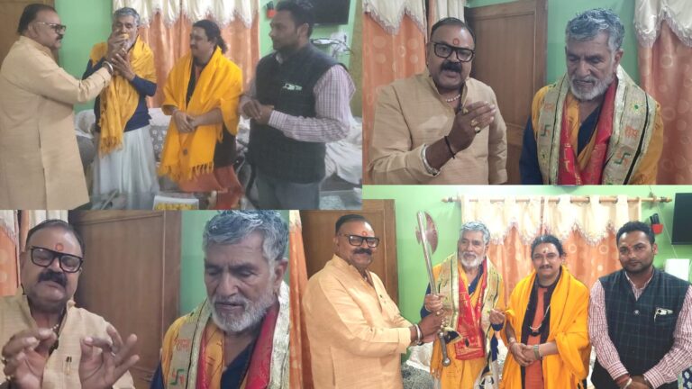 फील्ड मार्शल दिवाकर भट्ट को नहीं भूला परशुराम अखाड़ा, राज्य स्थापना दिवस की पूर्व संध्या पर घर जाकर किया सम्मान
