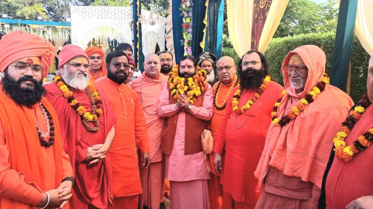 भारत साधु समाज की बैठक में अखाड़ा परिषद के अस्तित्व पर उठाए गए सवाल, अर्द्धकुंभ को लेकर भी एकराय नहीं