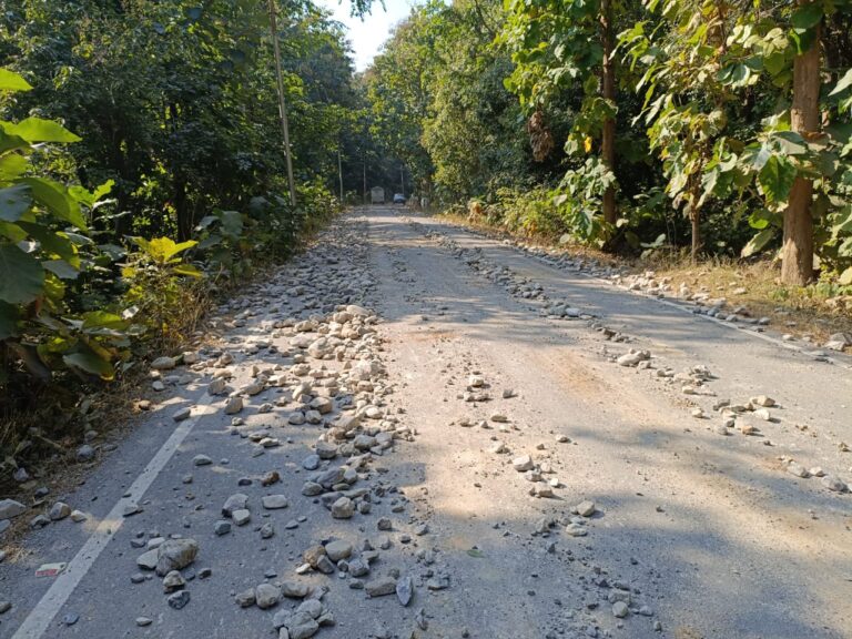 लालढांग-गैंडीखाता मार्ग पर खनन सामग्री गिरने से बाधित यातायात, ओवरलोड वाहन हादसों को न्योता दे रहे