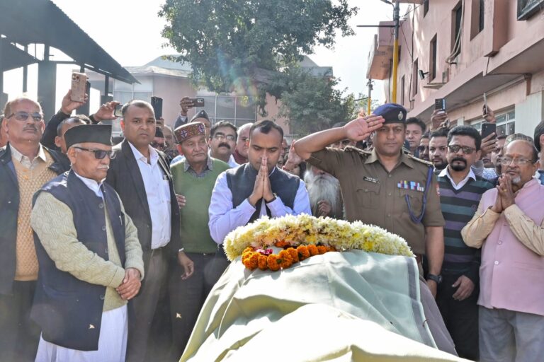 पंचतत्व में विलीन हुए दिवाकर भट्ट, राजकीय सम्मान के साथ दी गई अंतिम विदाई, फील्ड मार्शल के नाम से थे प्रसिद्ध