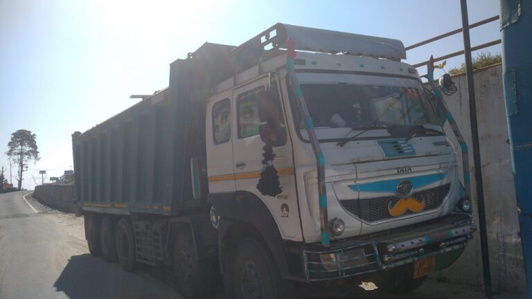 ओवरलोड मिट्टी ढो रहा डंपर सीज, खतरनाक तरीके से दौड़ रहा था वाहन, श्यामपुर पुलिस की कार्रवाई