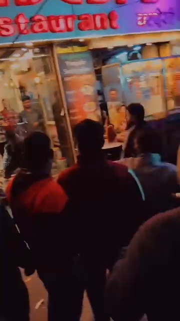 रेस्टोरेंट के बाहर मारपीट, जमकर चले लाठी डंडे, वायरल हुआ वीडियो
