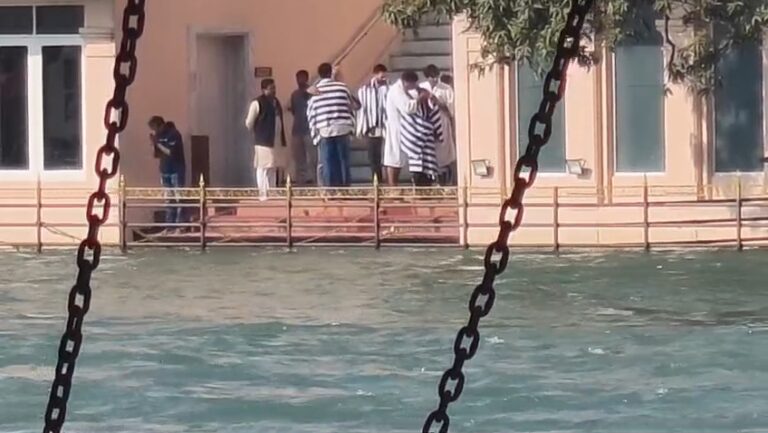 फिल्म अभिनेता धर्मेंद्र की अस्थियां विसर्जित, हरिद्वार आकर सन्नी देओल और बॉबी ने किया विसर्जन