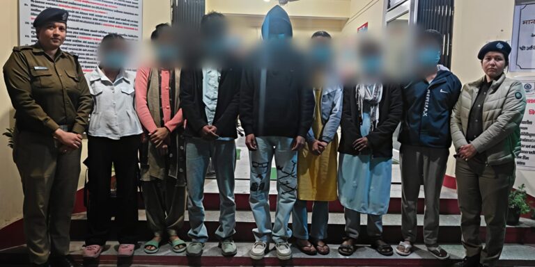 बोर्ड परीक्षा में फर्जीवाड़े का खुलासा, दूसरों के प्रवेश पत्र पर फोटो चस्पा कर दे रहे थे परीक्षा, 4 युवतियों समेत 7 आरोपी गिरफ्तार, एक फरार