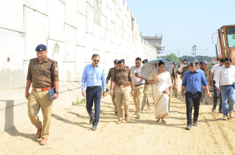 कुंभ मेला:श्रमिकों और मशीनों की संख्या बढ़ाने के साथ दिन-रात दो शिफ्टों में काम करने के निर्देश